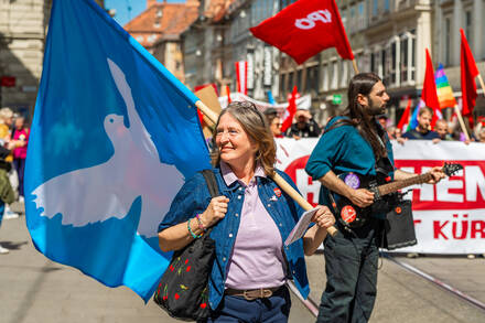 Elke-Kahr-mit-Fahne-am-1-Mai-2026-cSimon-Gostentschnigg-KPÖ.jpg