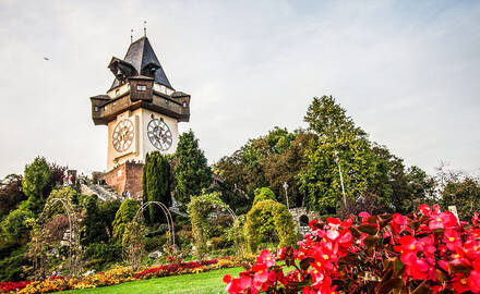 Uhrturm-mit-Blumen-Pixabay.jpg