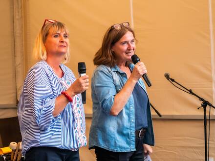 Claudia-und-Elke-beim-Volkshausfest-2022.jpg